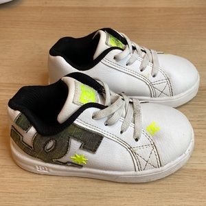 DC Court Graffik Elastic Toddler Sneaker Size 7 White, Camo, Neon Green
